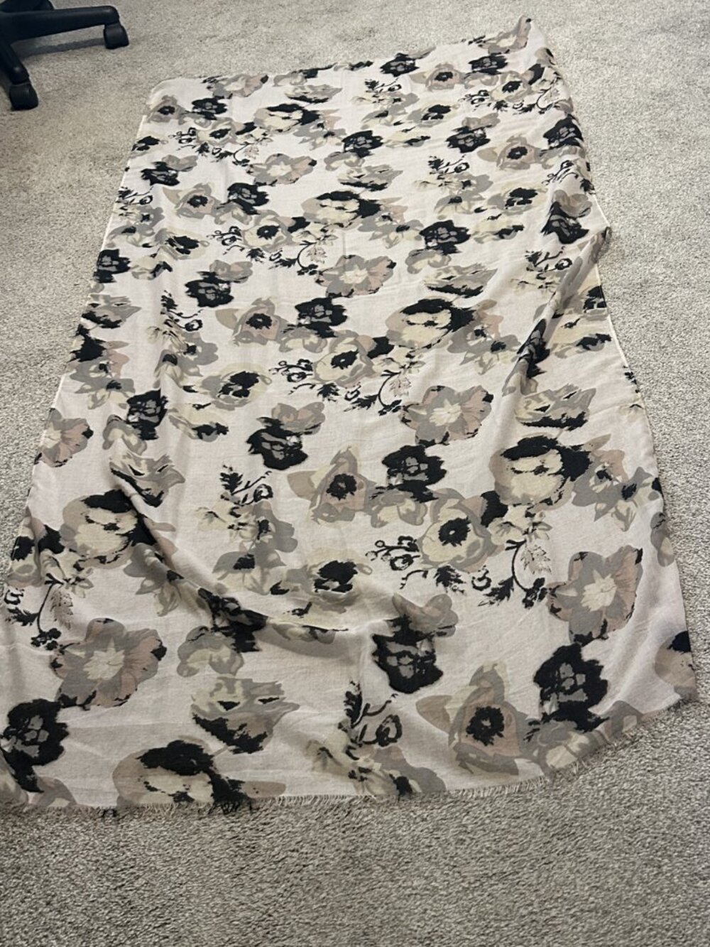 Large Shawl - Picture 4 of 7